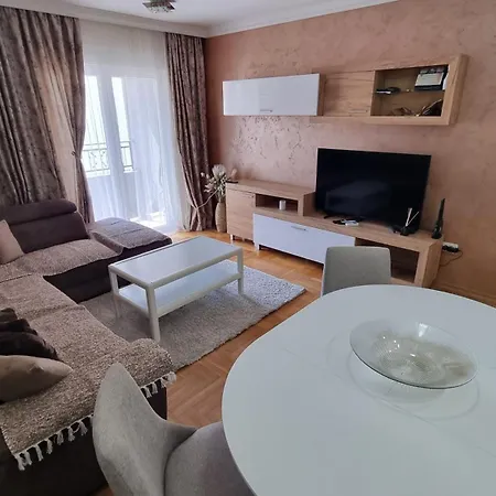 Three Bedroom Lejlighed *